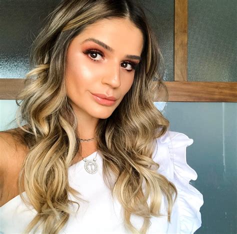 cabelo chanel loiro com raiz escura